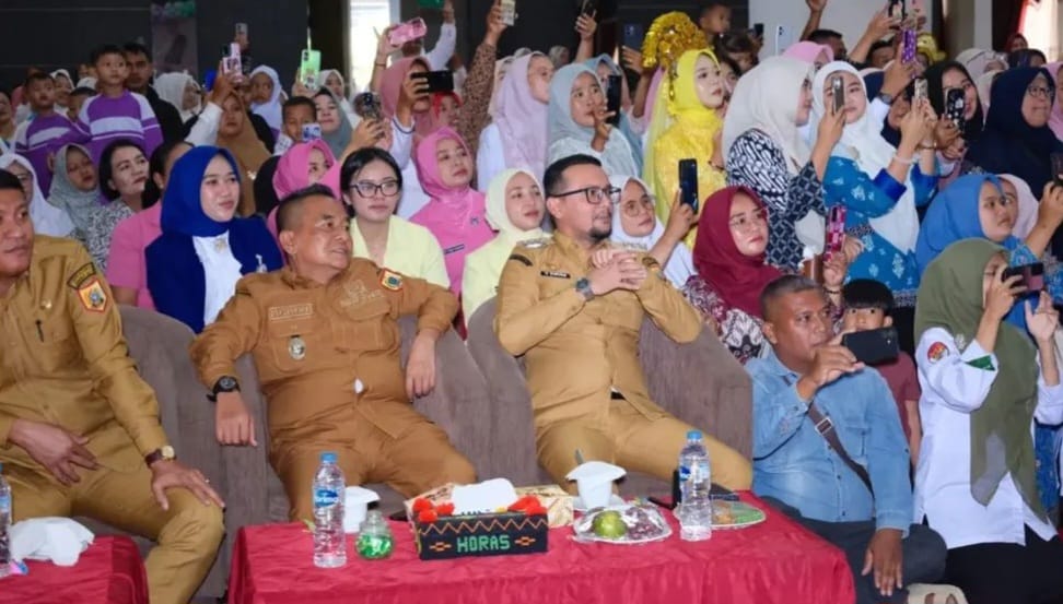 Bupati Labusel, Fery Sahputra Simatupang, didampingi Wakil Bupati Syahdian Purba Siboro hadiri gebyar PAUD Labusel 2025. (ISTIMEWA/SUMUT POS)