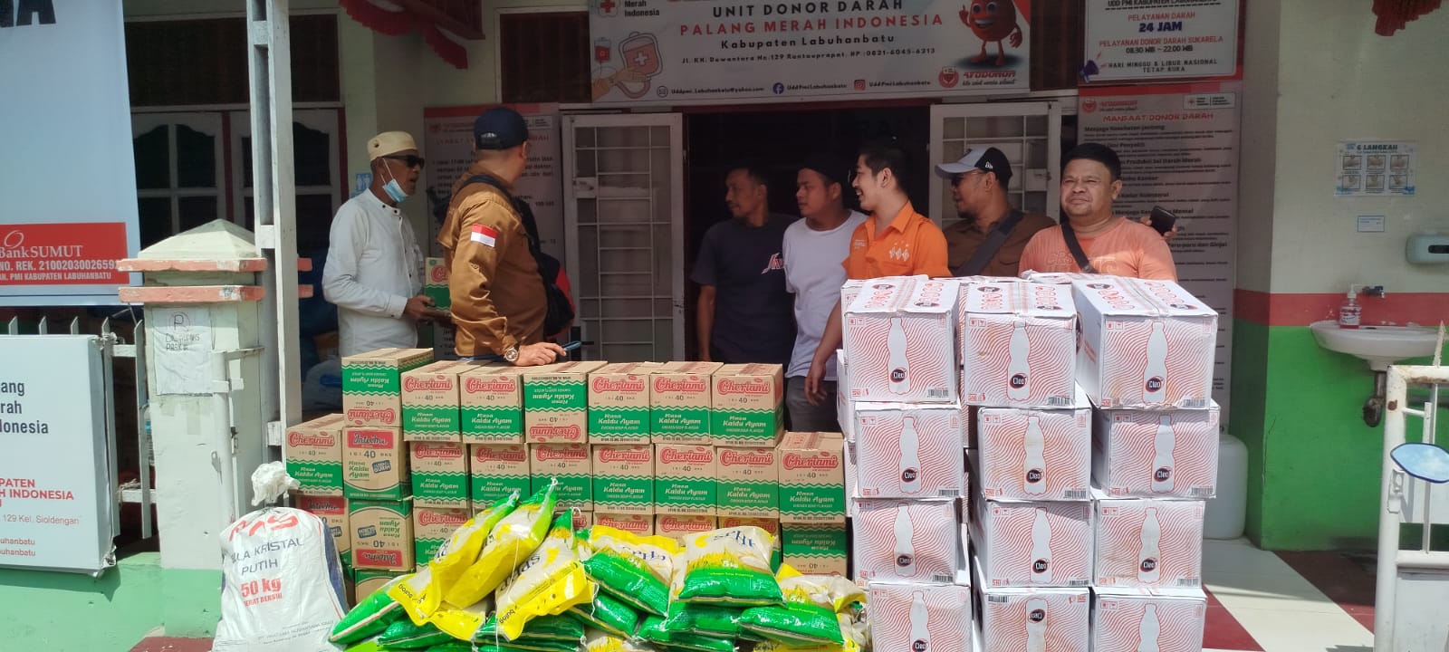Komunitas Sahabat Kedai Kopi Akur Menyalurkan Bantuan untuk Korban Bencana Alam ke posko PMI Labuhanbatu (Fajar/Sumut Pos)