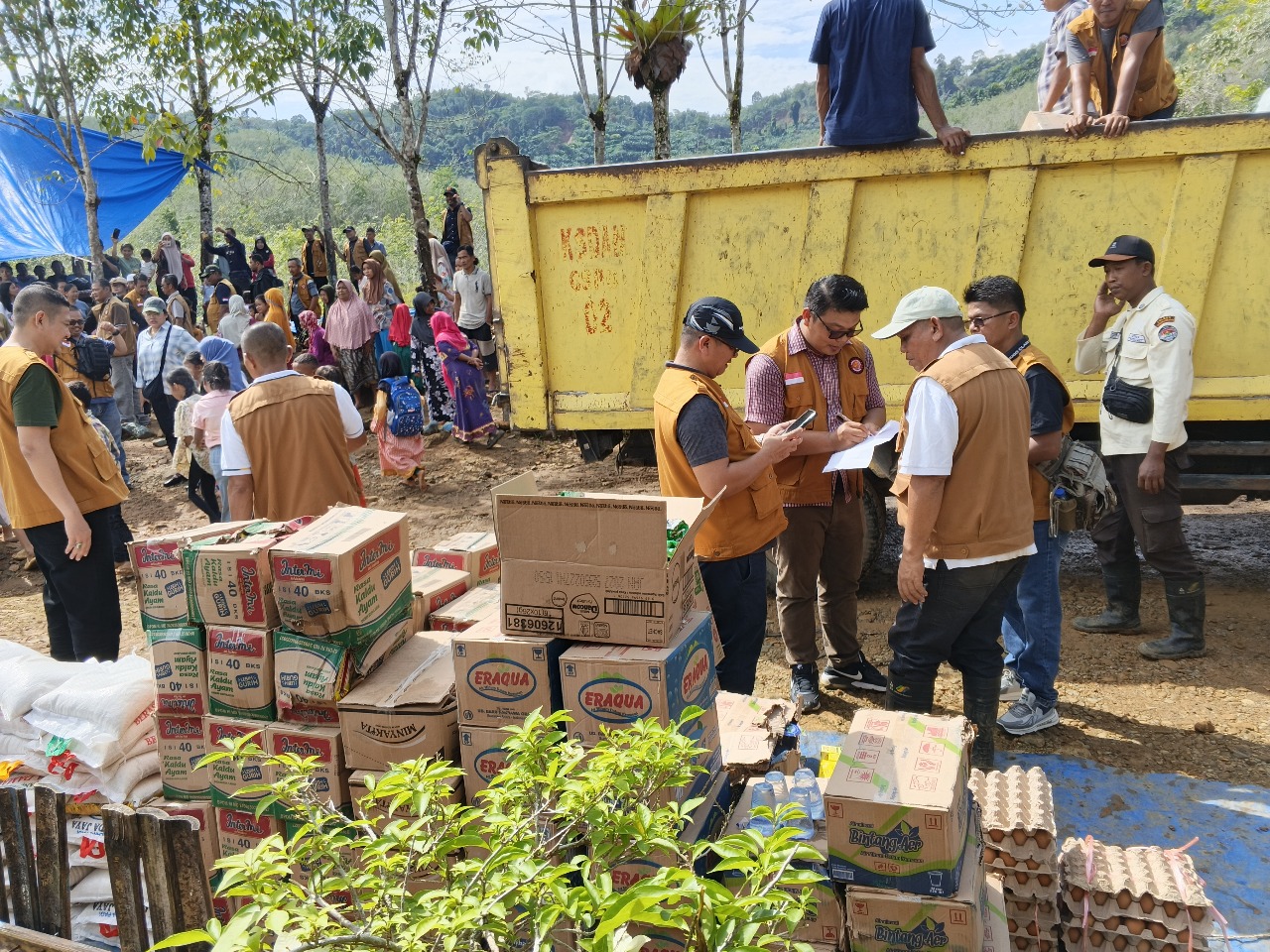 SALURKAN: Solidaritas  dari para karyawan Sub Holding PTPN III (Persero), PTPN IV PalmCo, saat menyalurkan bantuan untuk korban bencana.(ISTIMEWA/SUMUT POS)