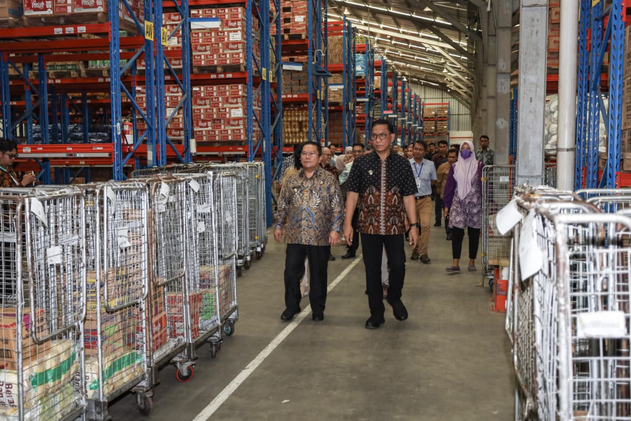 Wesly Silalahi melihat suasana pasar di Yogyakarta. (ISTIMEWA/SUMUT POS)