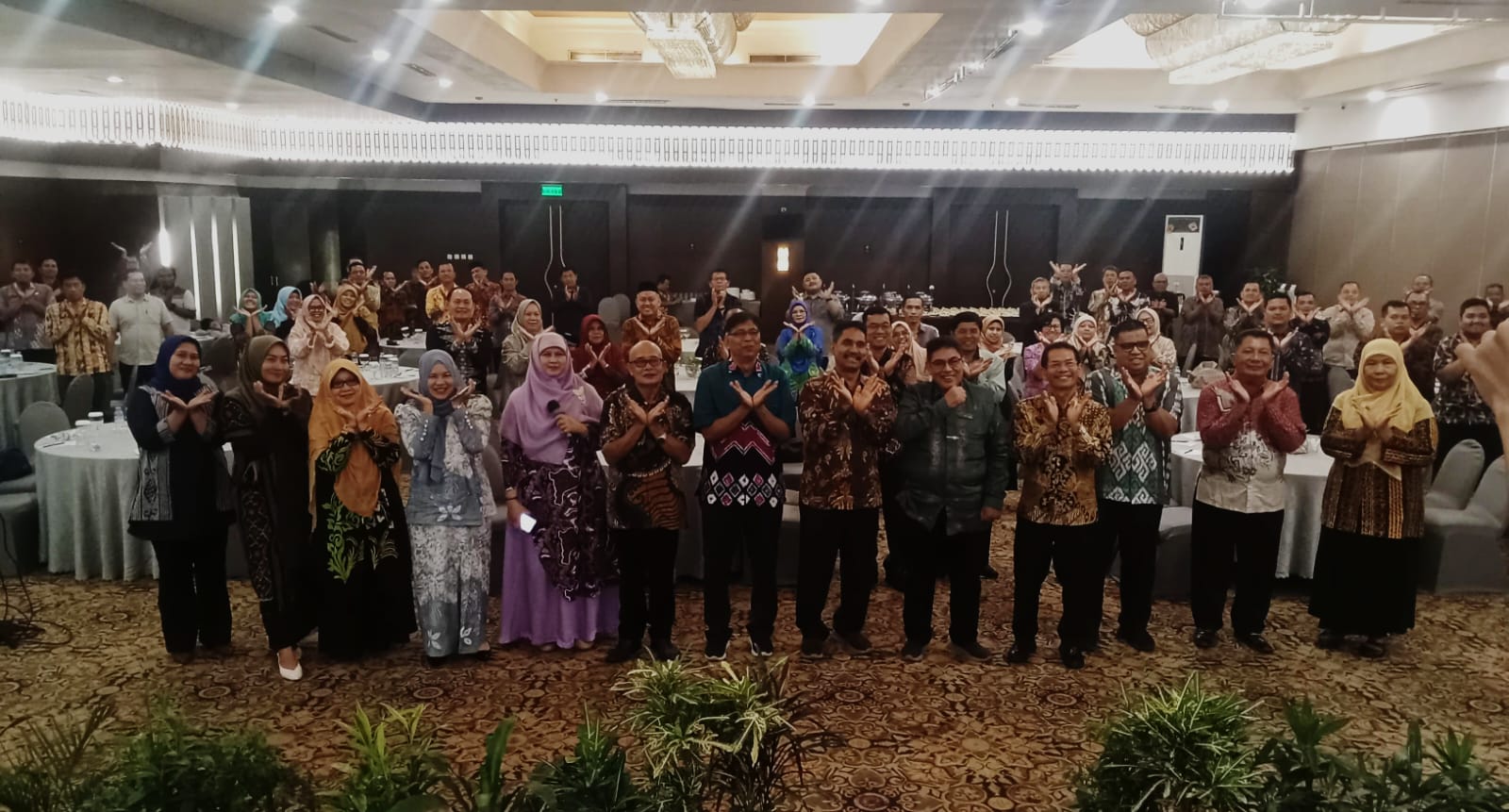 RAKORDA: Prof. Dr. Khairil Ansari, M.Pd (5 kanan) bersama peserta Rakorda BAN PDM Provinsi Sumut, Senin (8/12) malam. (Deddi Mulia Purba/Sumut Pos)