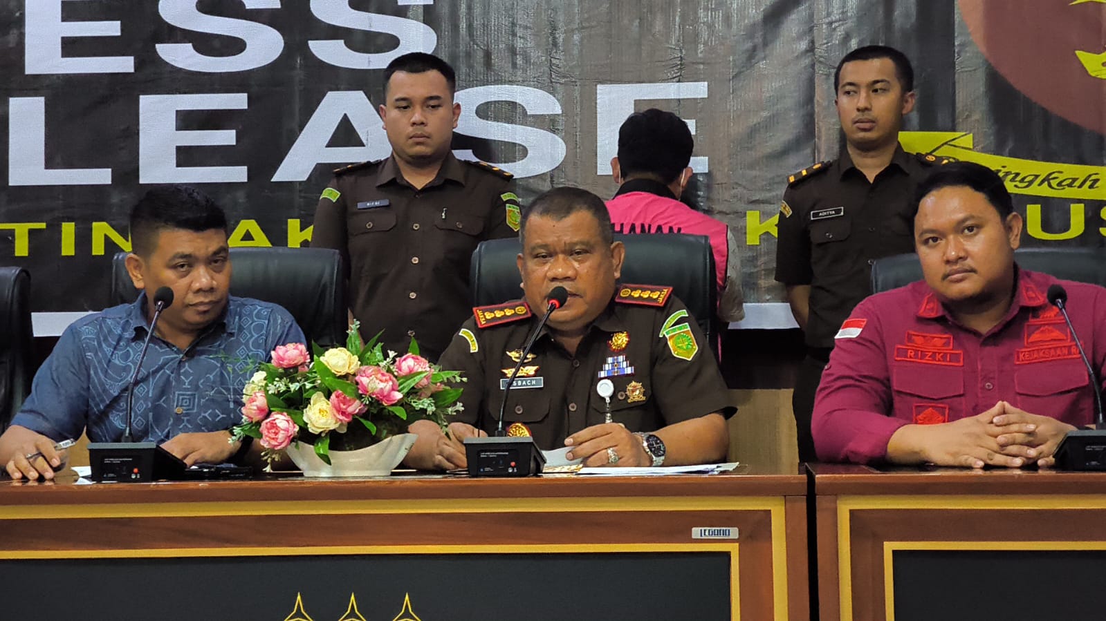 Kajari Langkat, Asbach saat mengumumkan penetapan tersangka dalam perkara dugaan korupsi pengadaan smartboard tahun anggaran 2024. (Teddy Akbari/Sumut Pos)