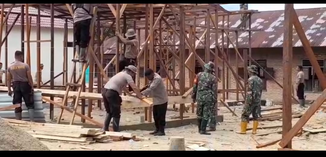 Pemerintah Desa Tolang Julu bergerak cepat membangun hunian sementara dengan dukungan TNI, Polri, dan donatur untuk warga terdampak banjir. (Subanta/Sumut Pos)