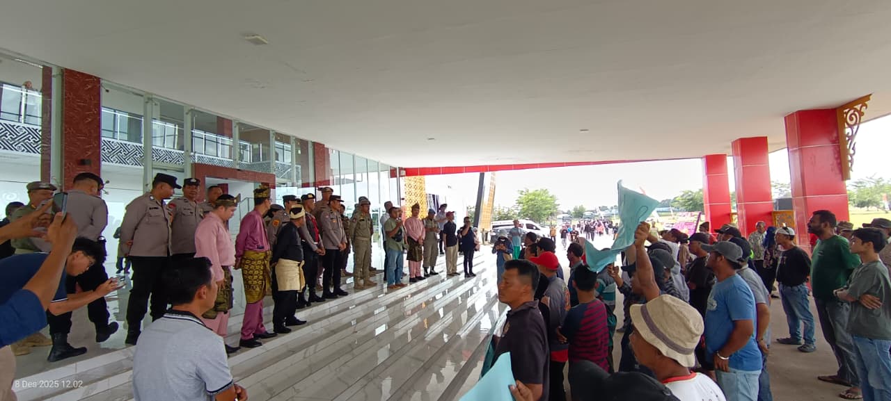 Ratusan warga Brohol geruduk PT EMHA dan Kantor Bupati Batubara menuntut pembebasan lahan pemakaman muslim dan nasrani. (LIBERTY/SUMUT POS)