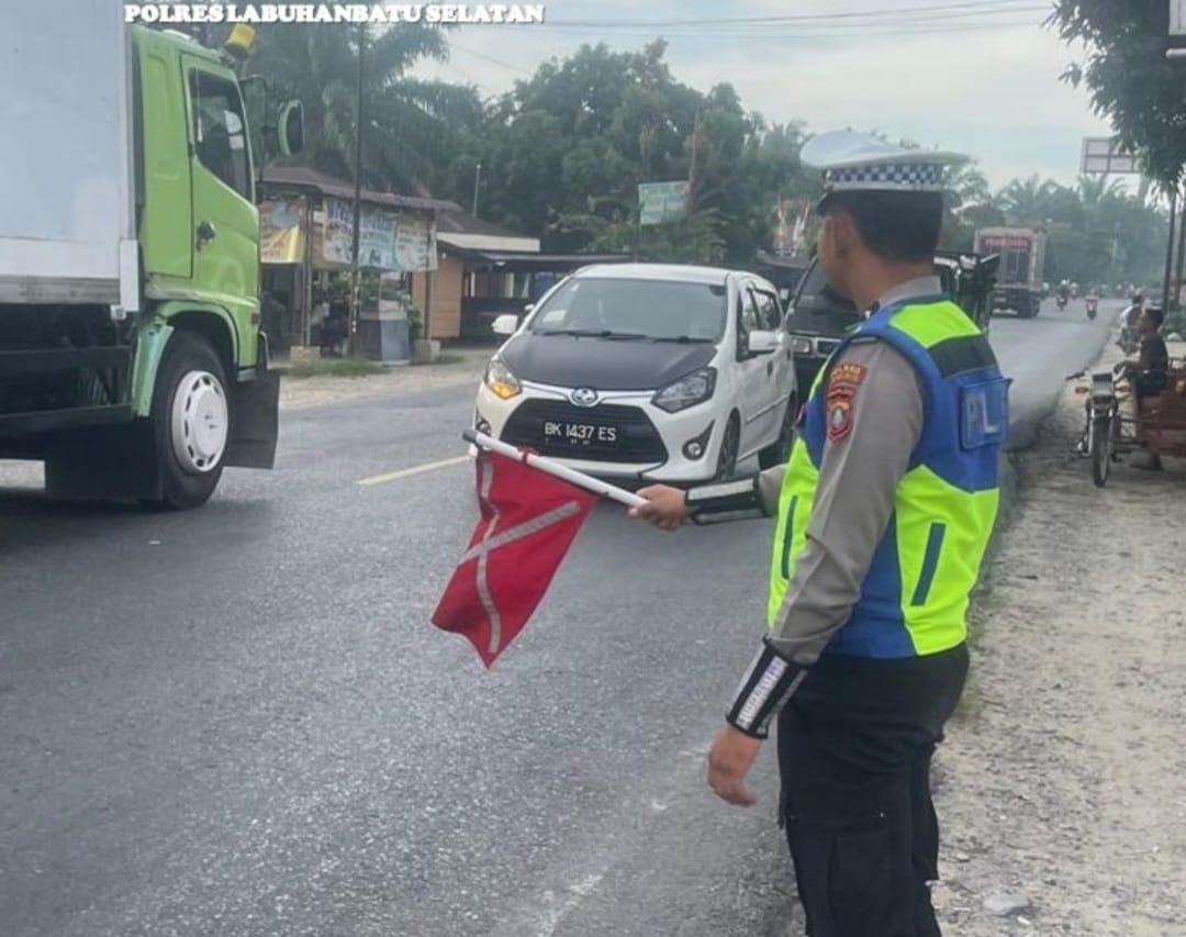 Petugas Satlantas Polres Labusel melaksanakan operasi zebra Toba 2025. (Istimewa/Sumut Pos)