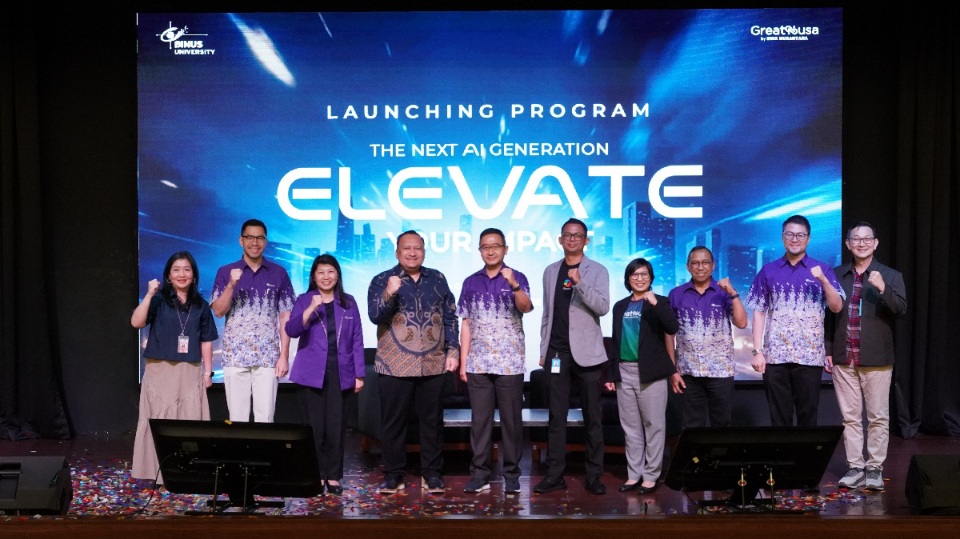BERSAMA: Manajemen Binus University, Great Nusa berfoto bersama pada acara Microsoft Elevate. (Dok: Binus)