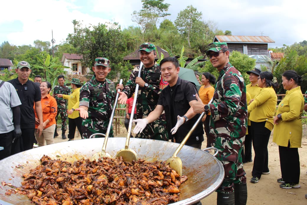 MASAK: Satgas Gulbencal Kodam I/BB bersama Chef  Bobon Santoso saat menggelar masak besar untuk warga terdampak bencana di Taput, Selasa (9/12). (Dok: istimewa)
