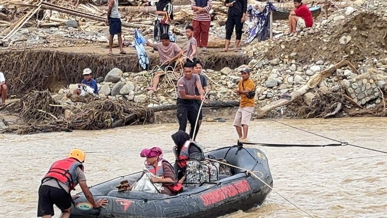 SAKIT: Polda Sumut saat evakuasi warga yang sakit terdampak bencana menggunakan perahu karet di Garoga, Tabagsel. (Dok: istimewa)