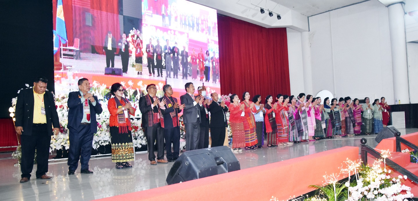 MANORTOR: Panitia Natal Patambor Kota Medan sedang manortor pada perayaan Natal di Auditorium Universitas Negeri Medan (Unimed), Minggu (7/12/2025). (Dok: Panitia)