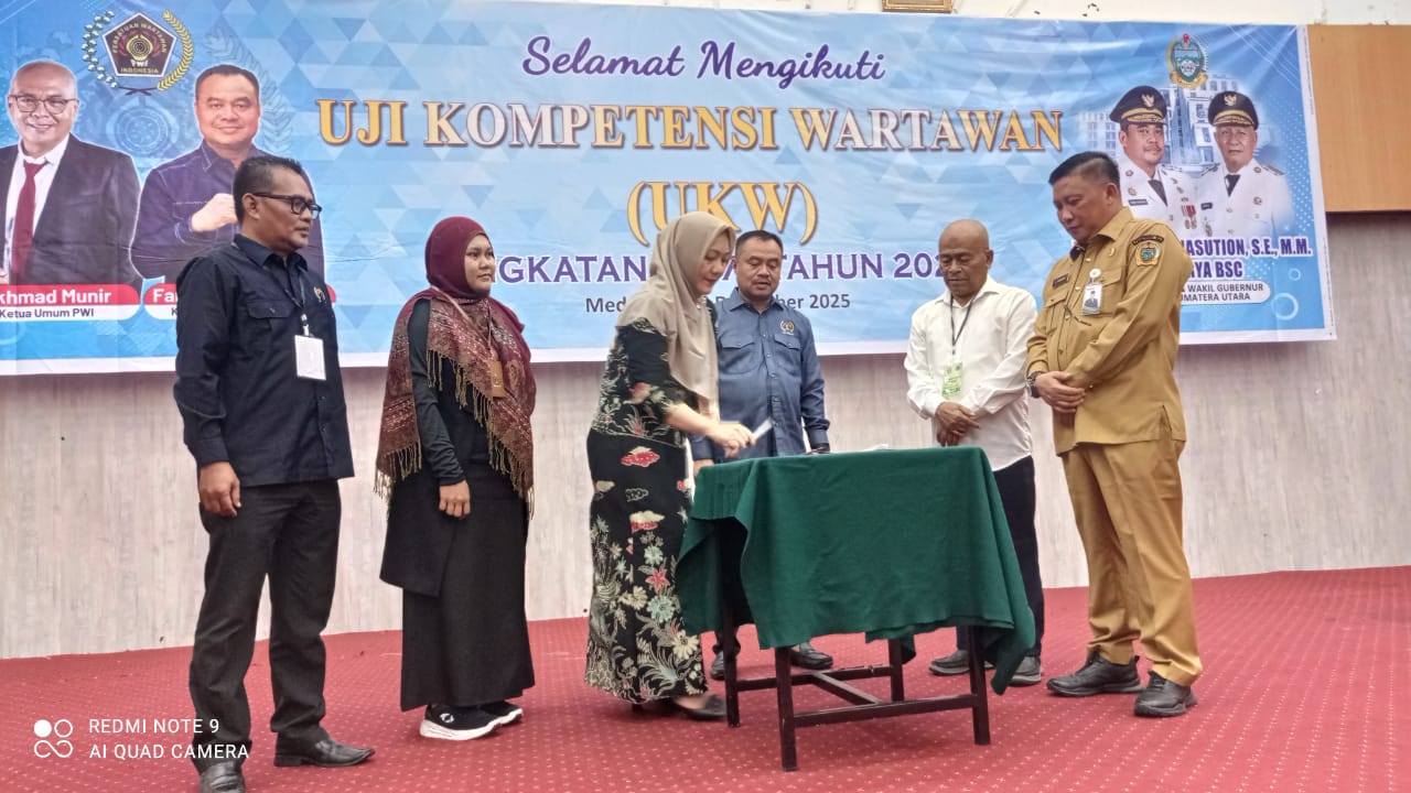 Rektor Universitas Tjut Nyak Dhien, Dr.apt.Eva Sartika Dasopang M.Si dan Ketua PWI Sumut, H. Farianda Putra Sinik SE menandatangani kesepakatan kerjasama . ( Foto&nbsp;:&nbsp;PWI&nbsp;Sumut)