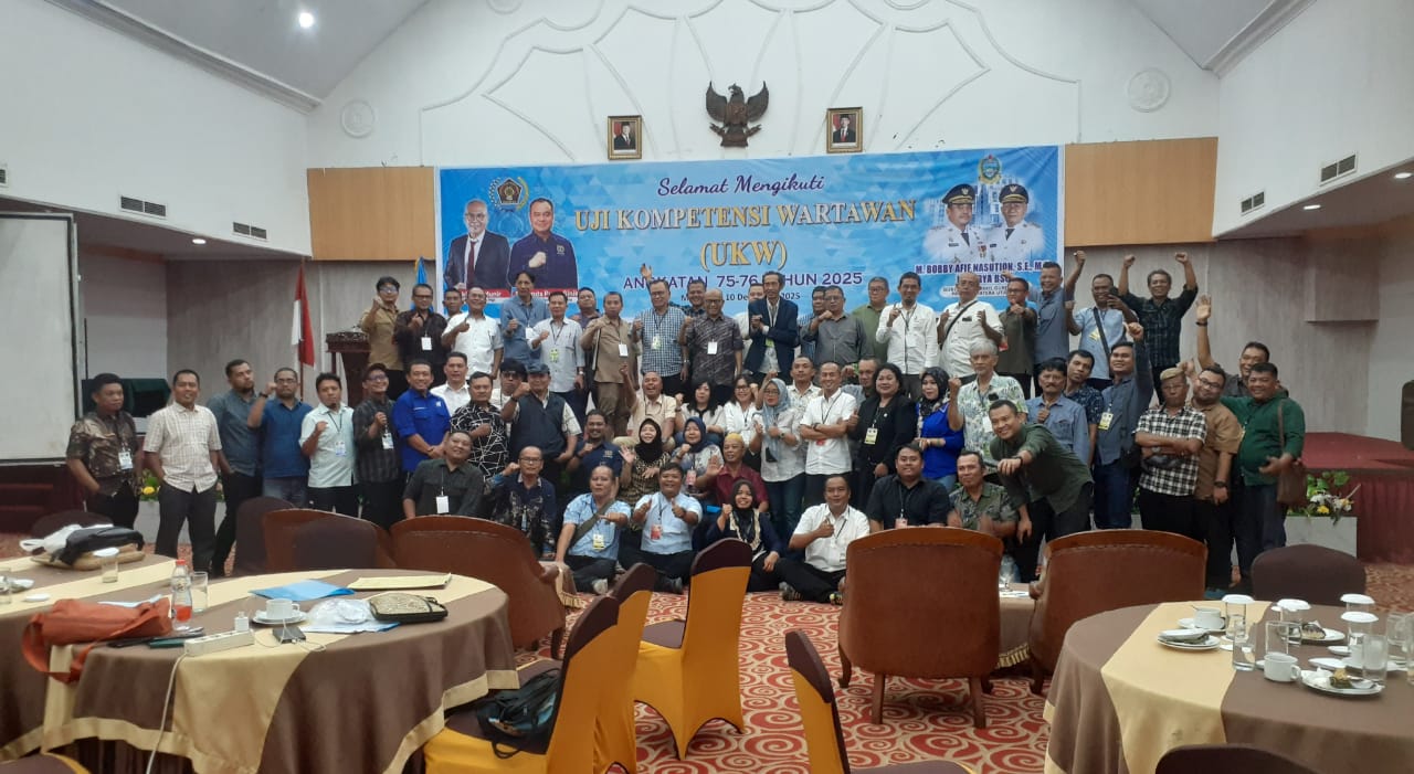 Penguji, panitia dan peserta Uji Kompetensi Wartawan (UKW) Angkatan 75 dan 76 yang dilaksanakan Persatuan Wartawan Indonesia (PWI) Sumut tanggal 9-10 Desember 2025 di Madani Hotel .