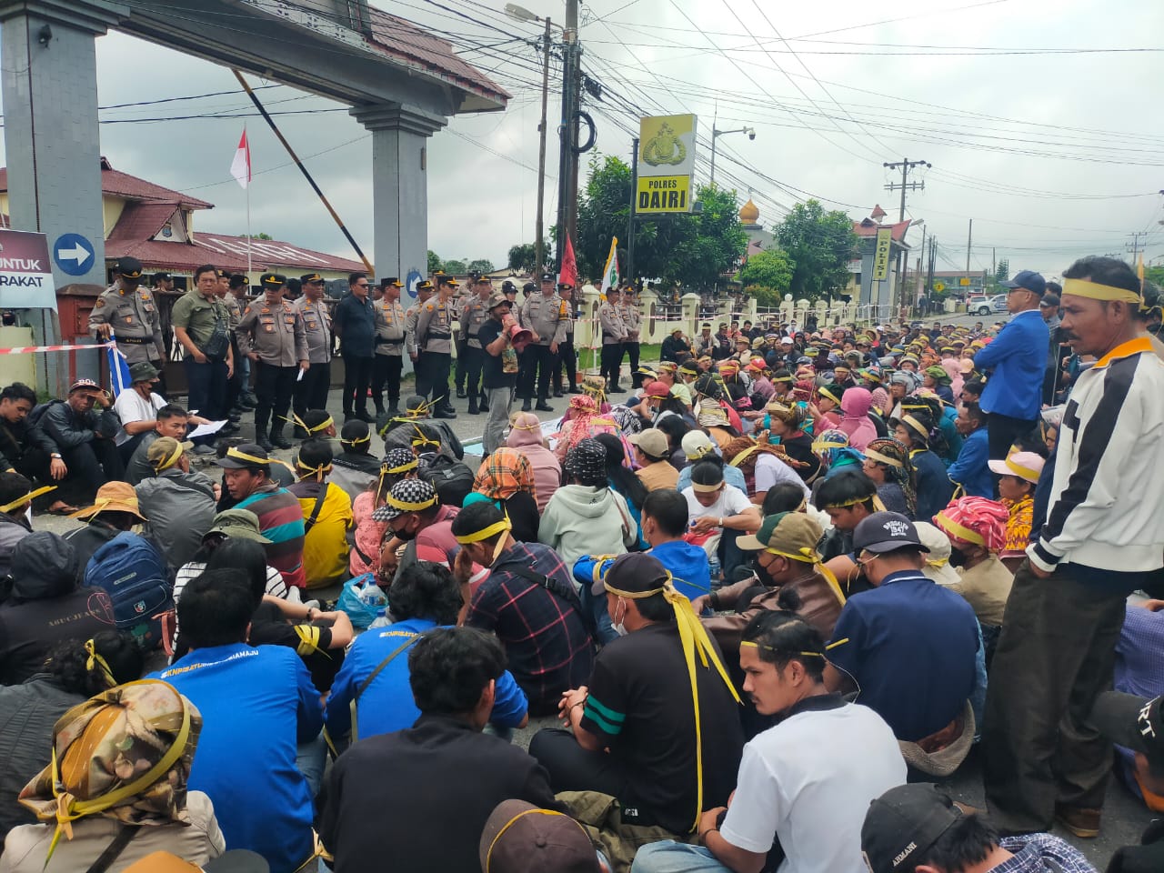 Ratusan pengunjukrasa menyampaikan aspirasi meminta Kapolres Dairi AKBP Otniel Siahaan menangguhkan penahanan terhadap 12 tersangka  dugaan pengrusakan asset PT GRUTI dan rumah Kepala Desa Parbuluan.