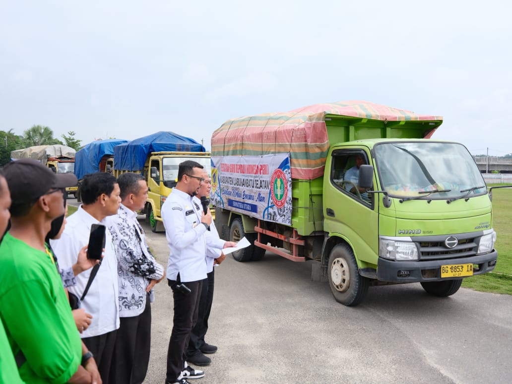 Bupati Labusel Fery Sahputra Simatupang melepas truk logistik PGRI Labusel untuk bantuan ke Tapsel dan Tapteng. (KHAIRUDDIN/SUMUT POS)