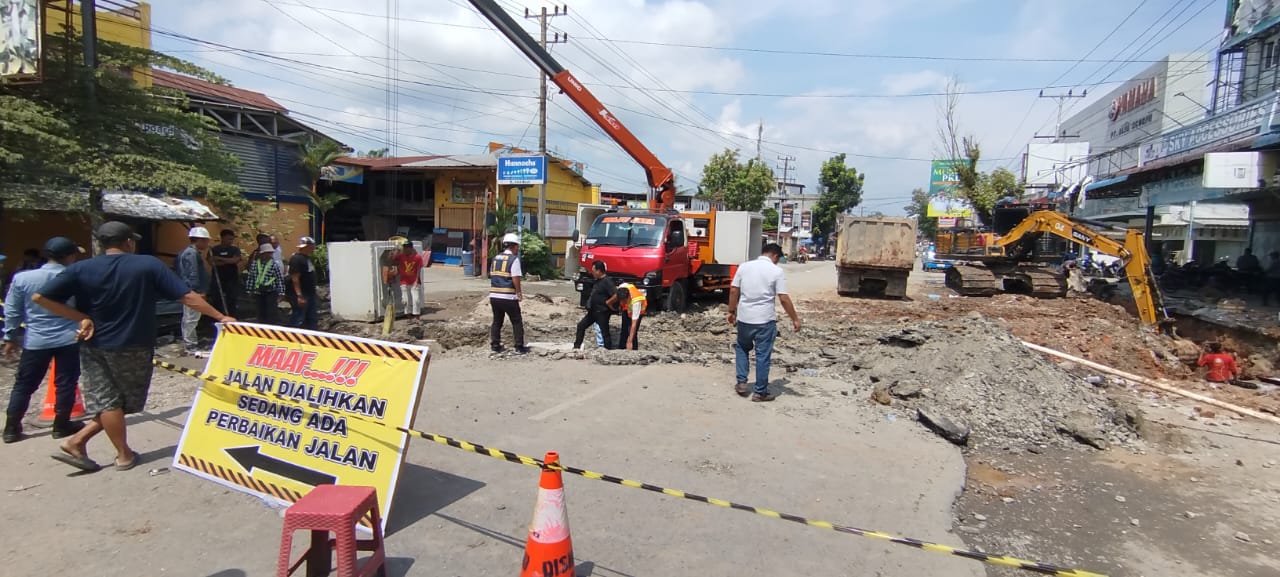 Proyek pembangunan gorong-gorong atau box culvert di pertigaan jalan Sisingamangaraja dan jalan Sampurna Rantauprapat (Fajar/ Sumut Pos)