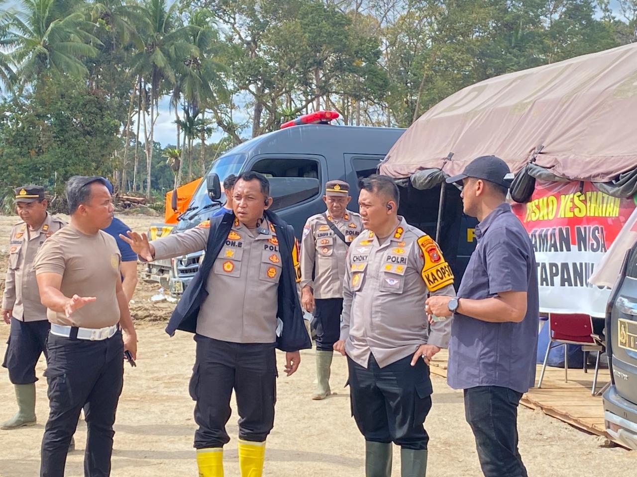 Polres Labuhanbatu menyalurkan bantuan bencana kepada warga Desa Garoga, Kecamatan Batang Toru, Kabupaten Tapanuli Selatan. (Fajar/ Sumut Pos)