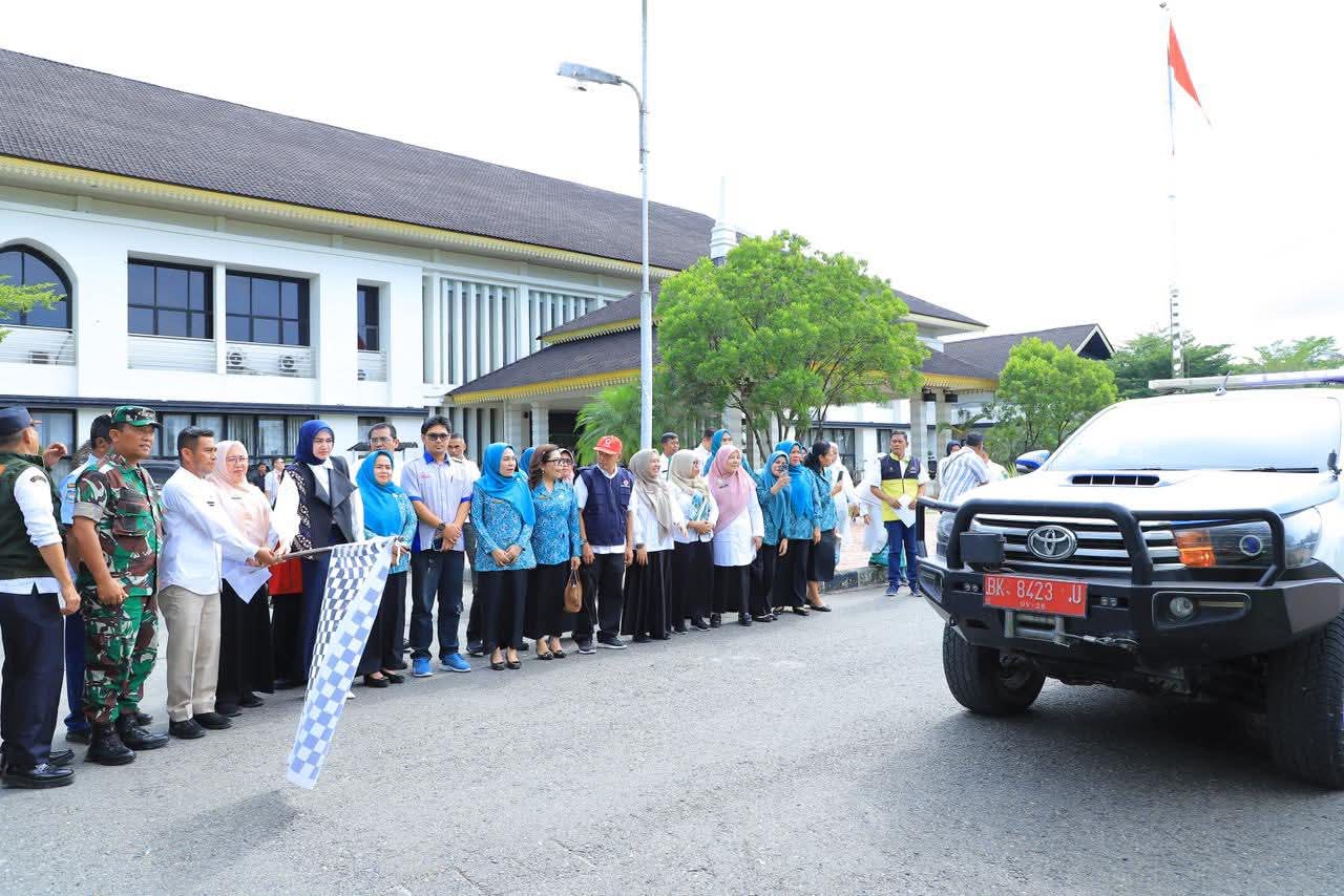 Wabup Labura Lepas bantuan kemanusiaan untuk Sumut dan Aceh. (Asri Tarigan/Sumut Pos )