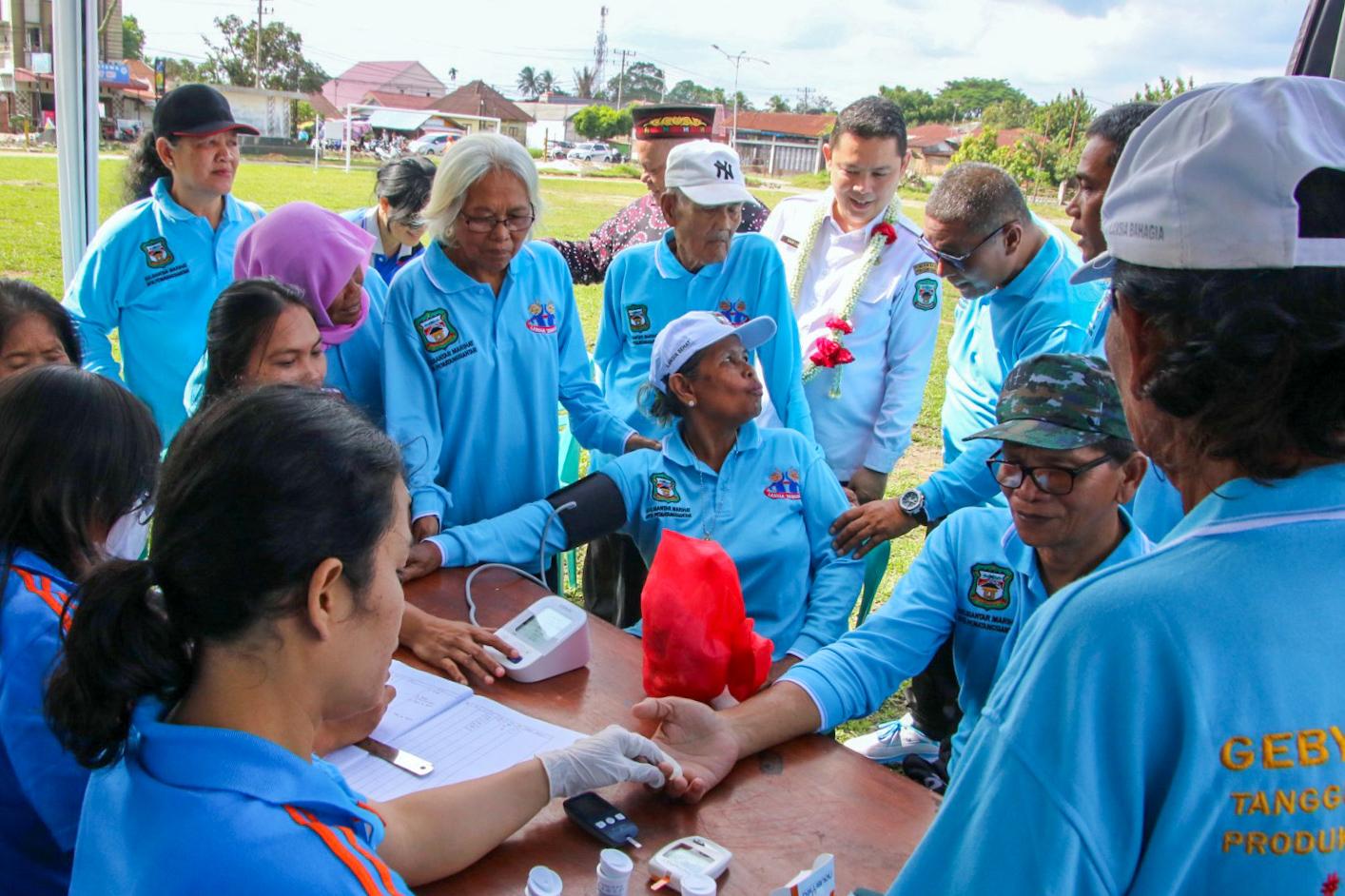 Para lansia melakukan pemeriksaan kesehatan di acara Gebyar Lansia. (PRA EVASI/SUMUT POS)