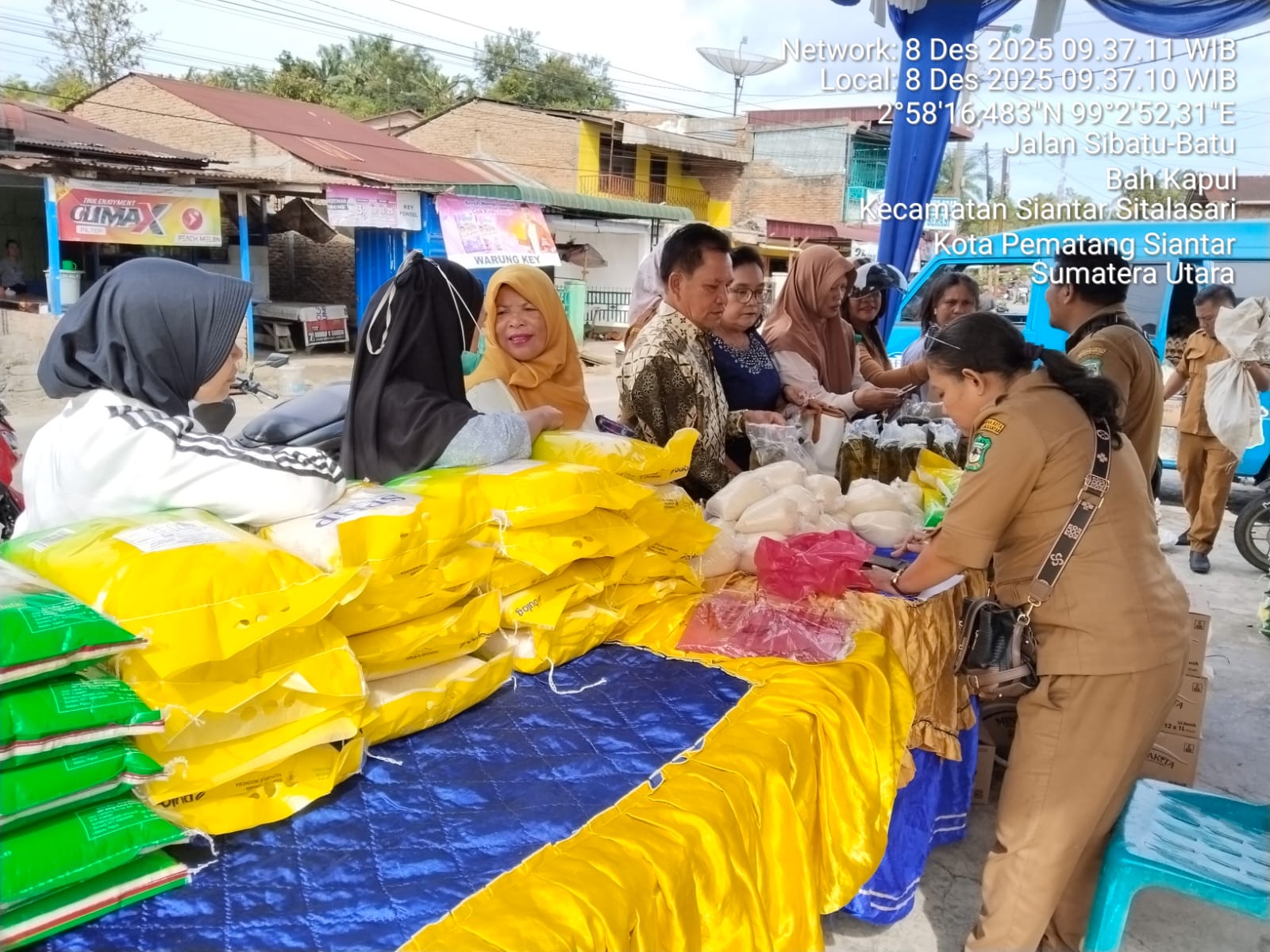 Masyarakat antusias berbelanja di pasar murah yang digelar Pemko Siantar. (ISTIMEWA/SUMUT POS)