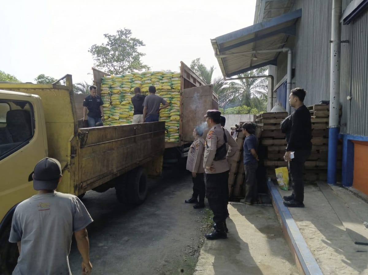 Petugas Polsek Tebingtinggi mengawal pasokan beras. (AZAN PURBA/SUMUT POS)