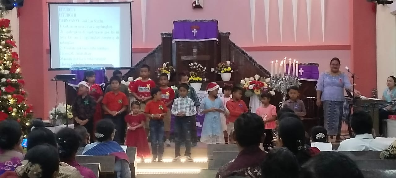 Anak-anak pomparan Silahisabungan mengucapkan liturgi pada perayaan Natal Pomparan  Silahisabungan Limapuluh,  Minggu (7/12/2025). (Liberti H Haloho/Sumut Pos)