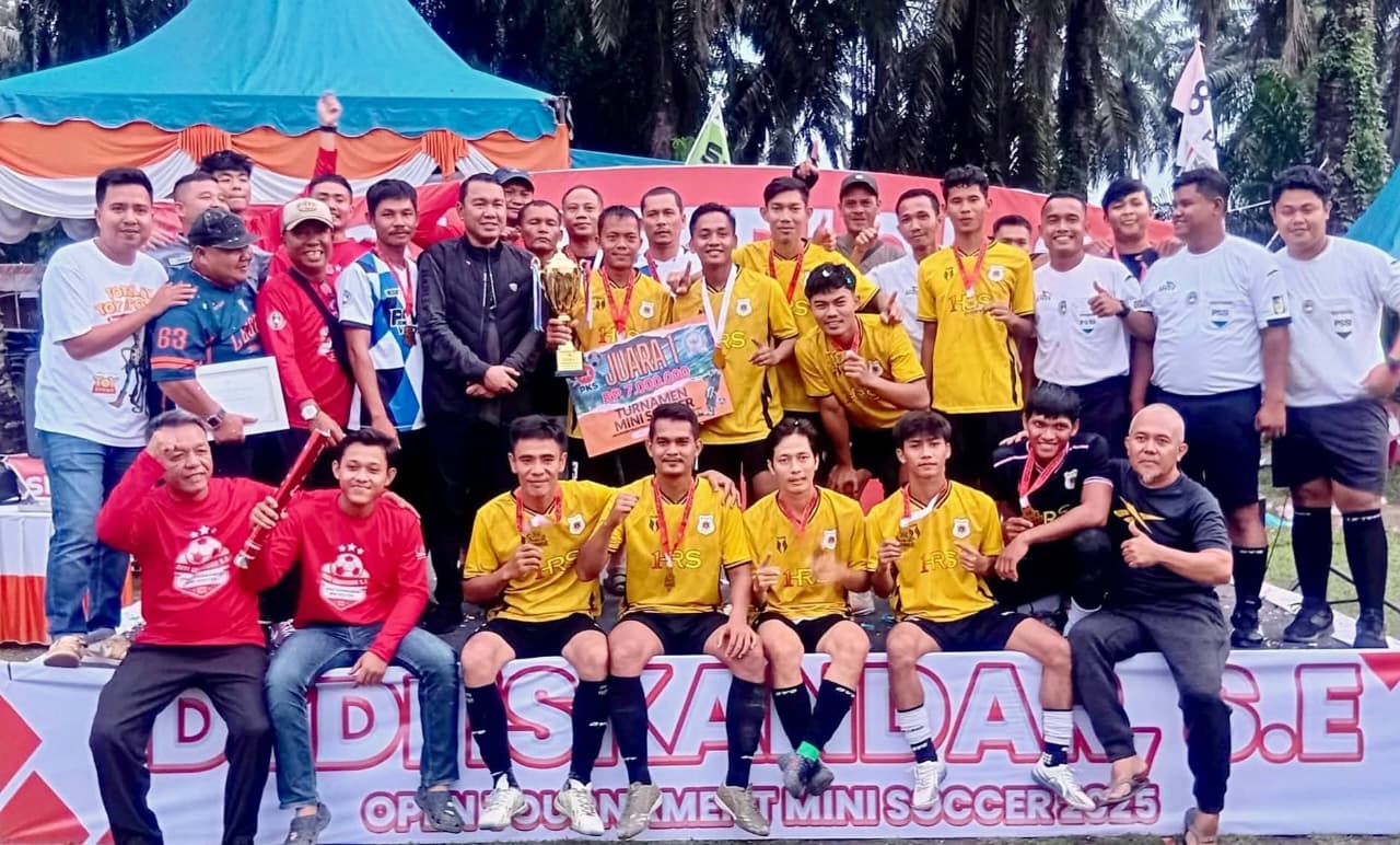 Piala Anggota DPRD Sumut Dedi Iskandar,PSWS Wonosari Juara Mini Soccer  di Labura. (ASRI TARIGAN/Sumut pos )