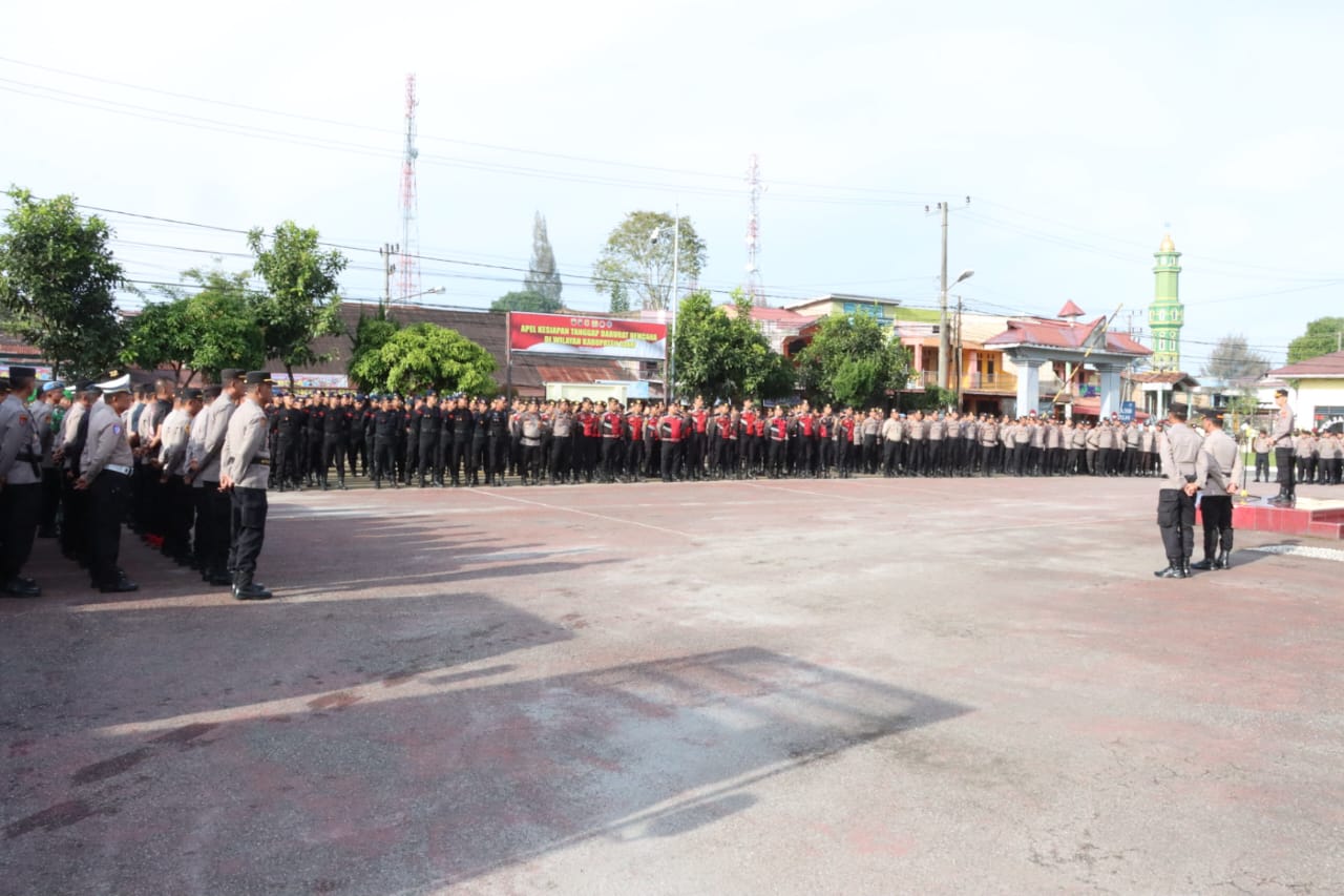 APEL PASUKAN. Ratusan personil Polres Dairi termasuk personil BKO mengikuti apel pasukan untuk penganan aksi unjukrasa hari ini di Kantor Bupati, DPRD dan Polres Dairi, Rabu (10/12/2025).
