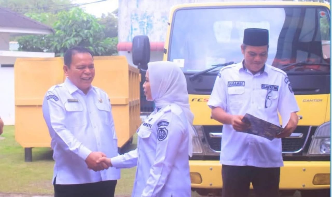 Bupati Maya menyerahkan tiga unit truk sampah  kepada Kecamatan Rantau Utara (Fajar/Sumut Pos)