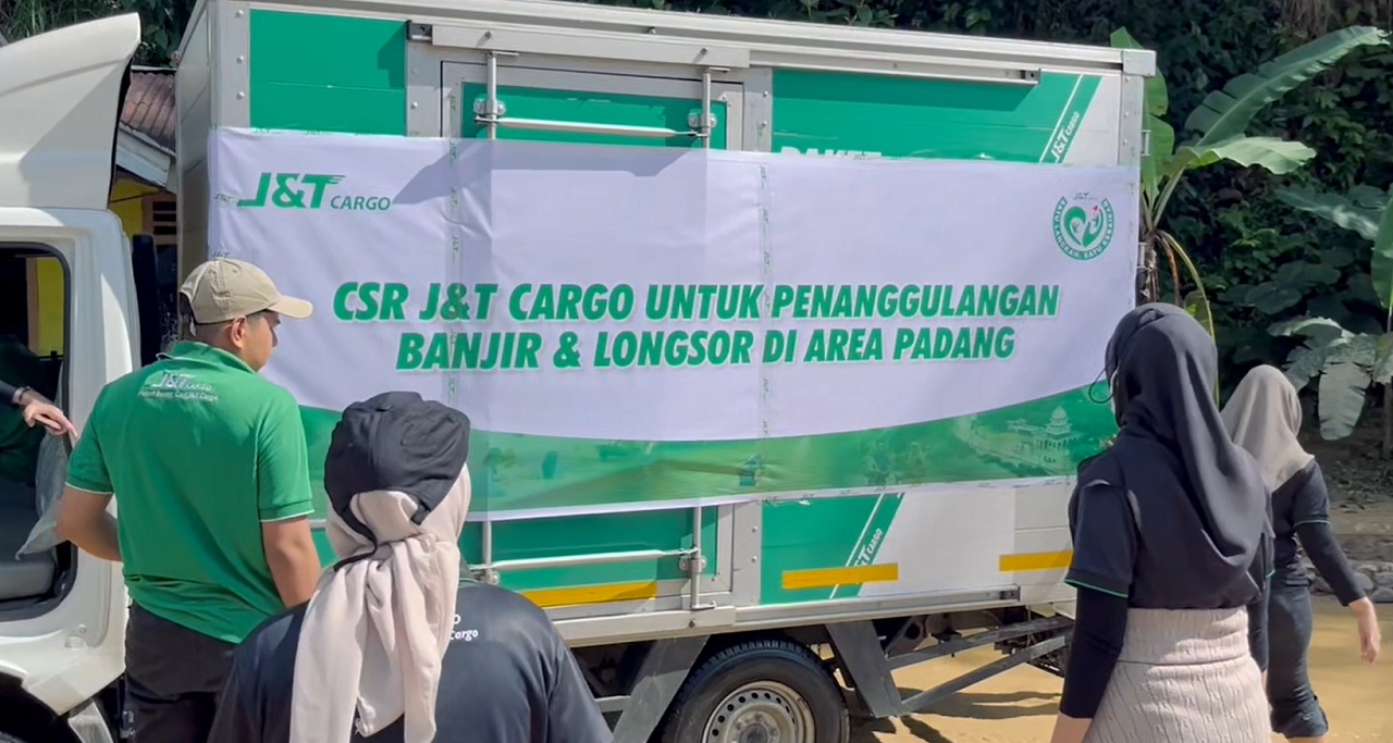 Bantuan J&T Cargo di Padang tiba di titik distribusi sebelum disalurkan kepada warga terdampak.