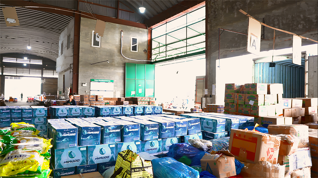 Bantuan kebutuhan pokok disiapkan di Gateway J&T Cargo Medan sebelum didistribusikan ke wilayah terdampak banjir dan longsor di Aceh.