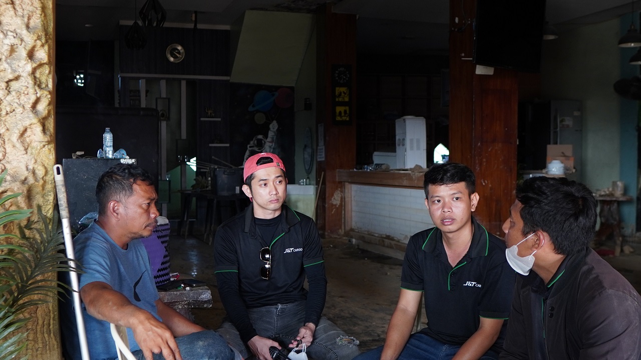 GM J&T Cargo Area Medan & Aceh, Daniel Wijaya (dua dari kanan), saat koordinasi penyaluran bantuan kepada warga terdampak.