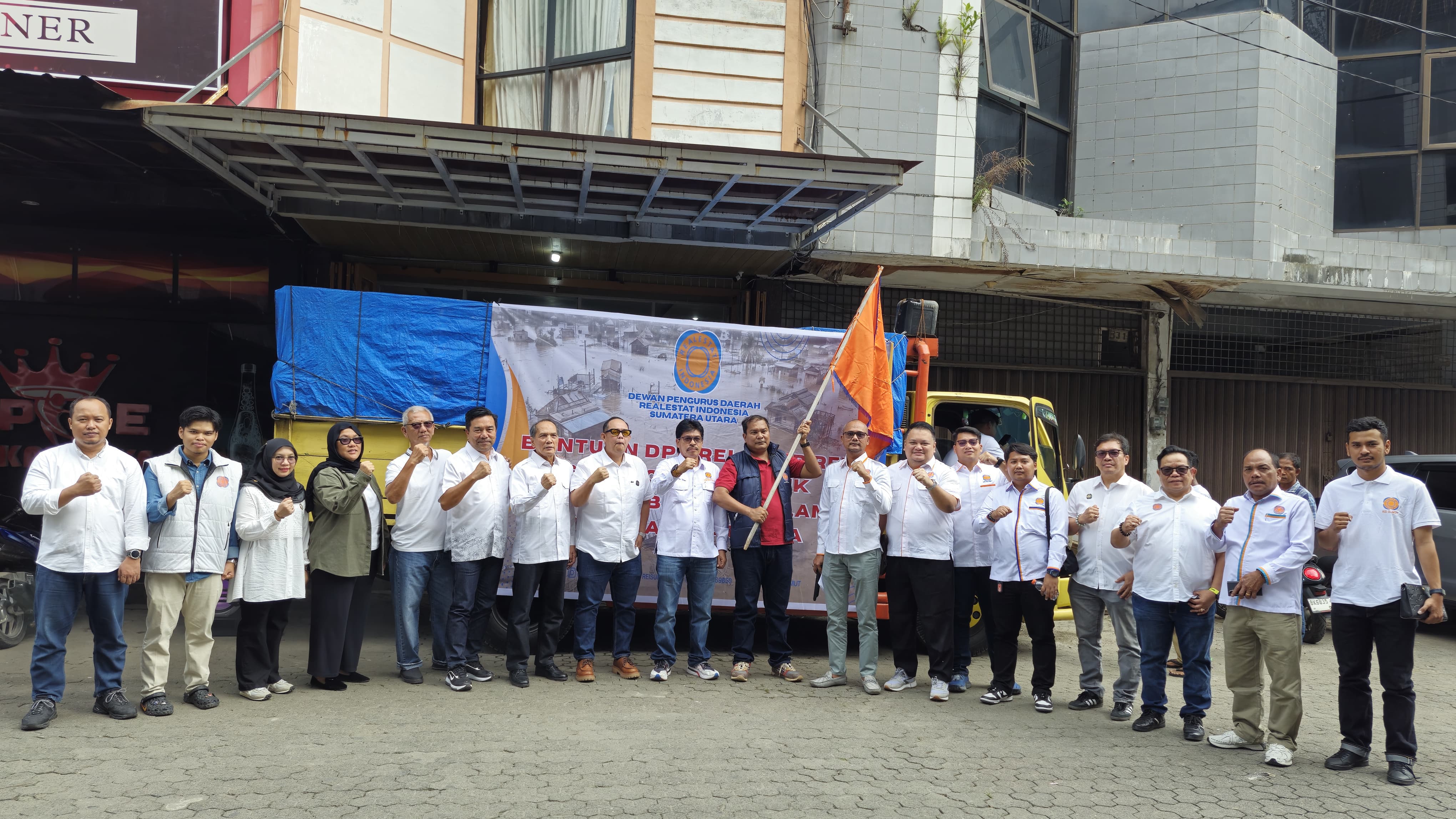 BANTUAN: Jajaran oengurus DPD REI Sumut dan DPP REI berfoto bersama saat menyerahkan bantuan ke Tapteng. (Dok: REI Sumut)
