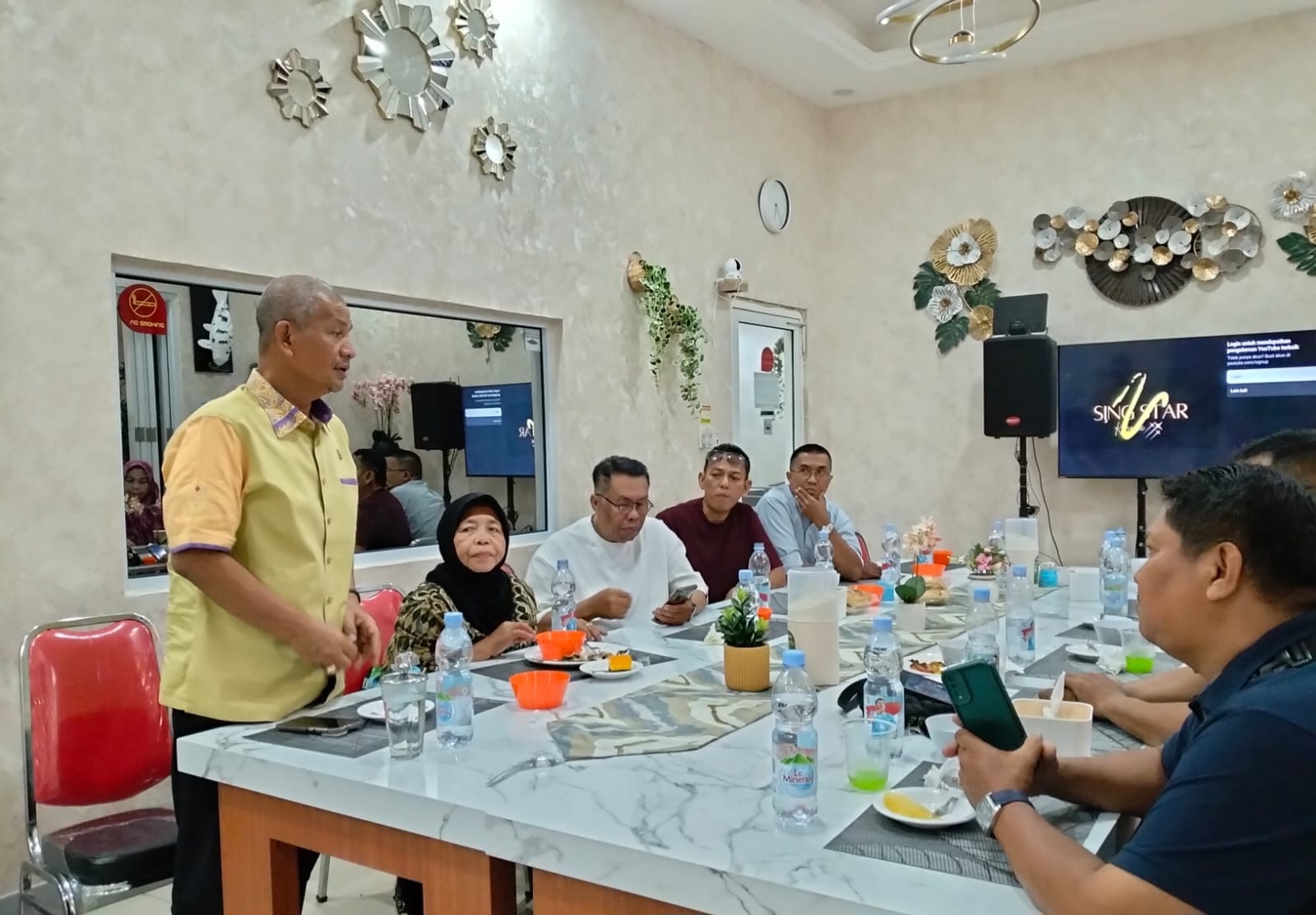 BANJIR: Wakil Ketua DPRD Sumatera Utara, Sutarto, menyalurkan bantuan kepada insan pers yang sehari-hari bertugas di lingkungan DPRD Sumut dan terdampak bencana banjir. (Dok: istimewa)