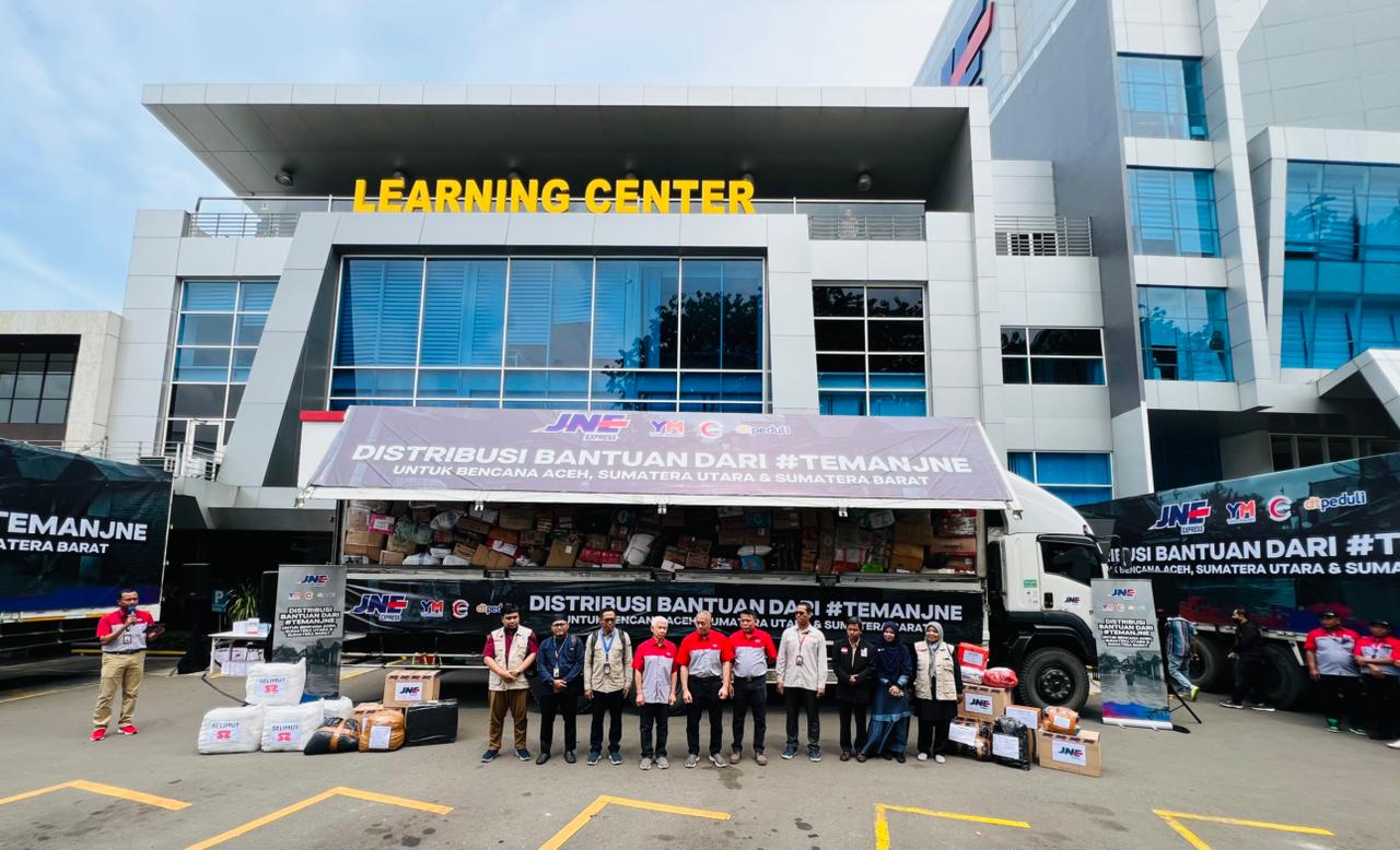 JNE melaksanakan Pelepasan Distribusi Bantuan di Sales Counter Tomang 9, Jakarta Barat, 10 Desember 2025. (Foto : JNE)