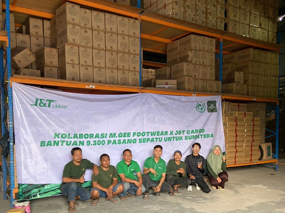 Tim J&T Cargo menyiapkan donasi sepatu dari M.GEE Footwear untuk segera didistribusikan ke masyarakat terdampak di Aceh.