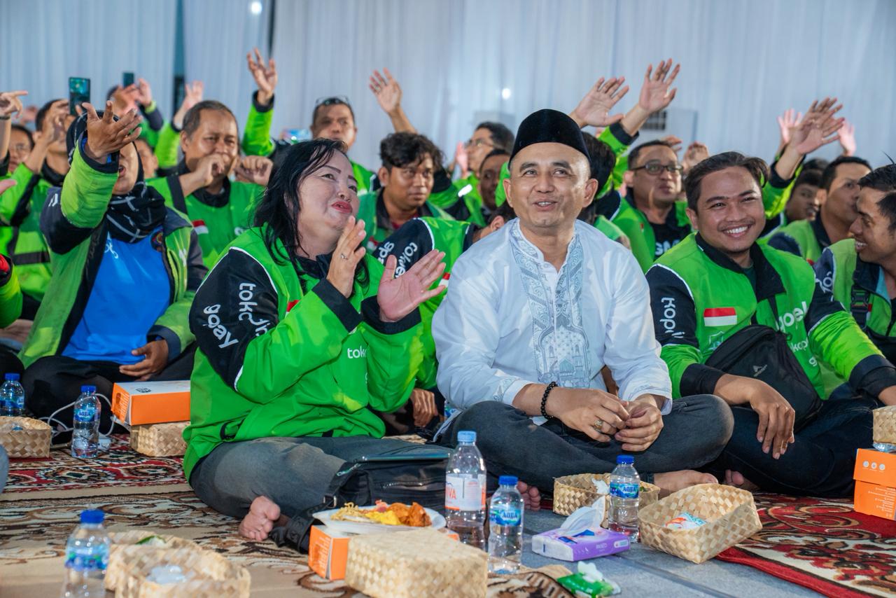 Para mitra GO-JEK. GoTo meluncurkan bantuan Iuran BPJS Ketenagakerjaan dan BPJS Kesehatan kepada mitra Gojek yang berkinerja terbaik. ( foto : Media Relations GoTo)
