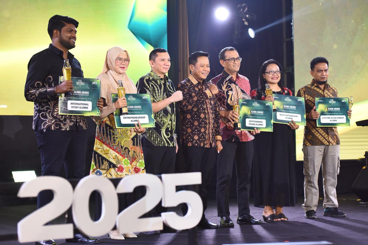 BERSAMA: Rektor USU Prof Muryanto Amin diabadikan bersama pada Gelaran USU Award 2025 di Gelanggang Mahasiswa USU, Selasa (9/12) malam. (Dokumen Humas USU)