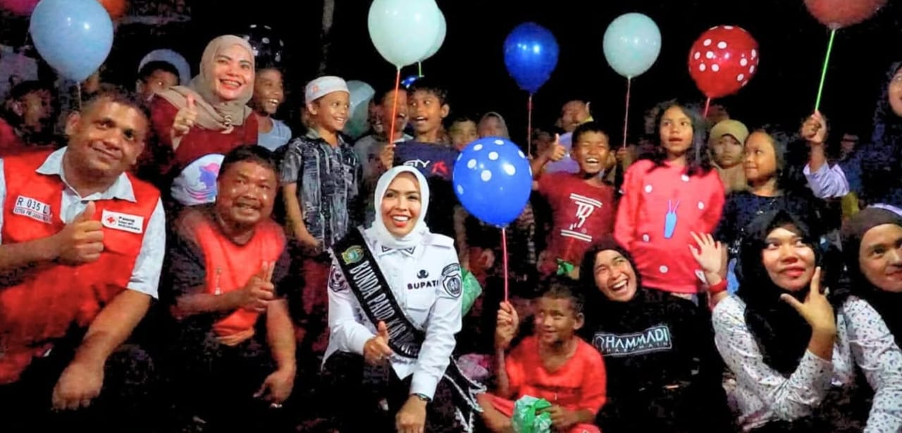 Bupati Labuhanbatu berikan trauma healing until anak-anak korban terdampak bencana alam di Tapanuli Selatan (Fajar/Sumut Pos)