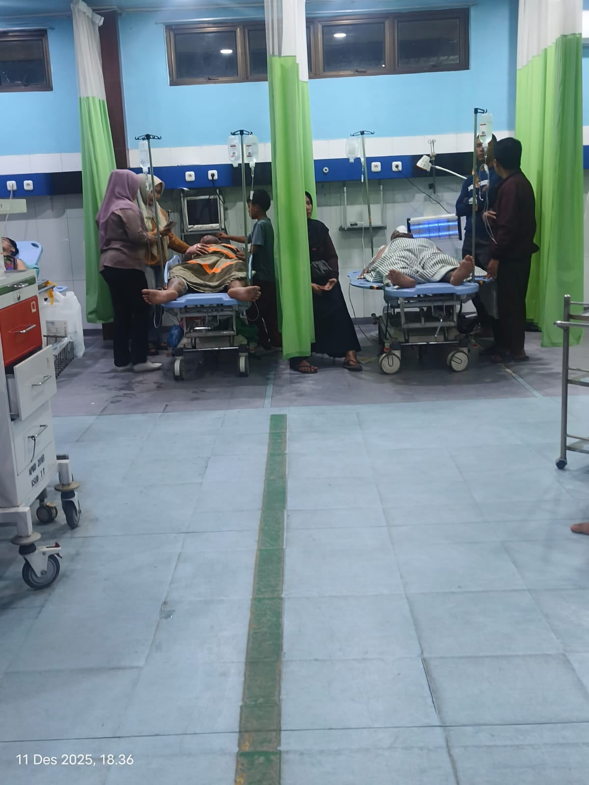 Beberapa karyawan restoran mendapat perawatan di rumah sakit. (Azan Purba/Sumut Pos)