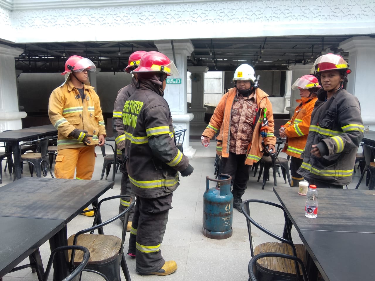 Petugas Pemadan kebakaran saat mengecek lokasi ledakan gas yang mengakibatkan 9 karyawan restoran alami luka bakar. (AZAN PURBA/SUMUT POS)