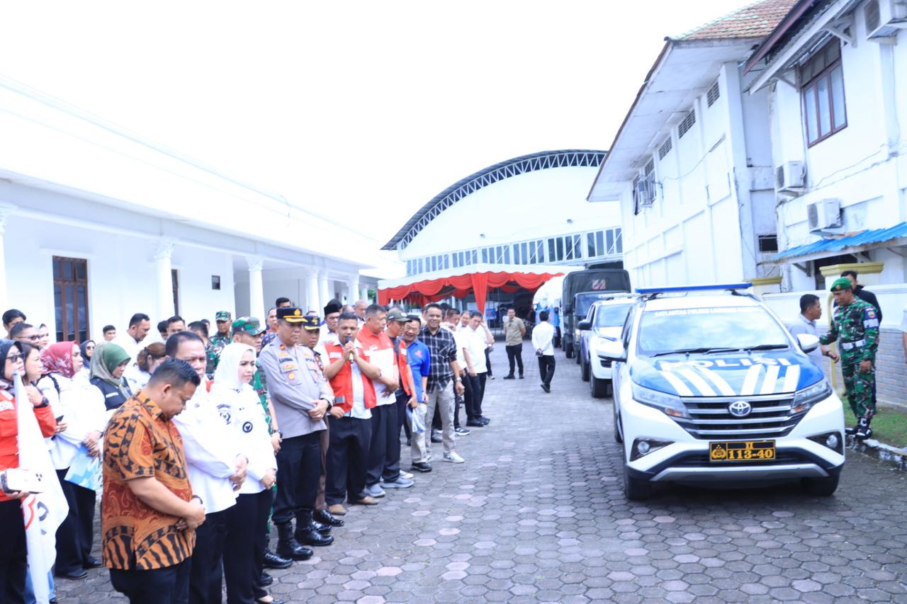 Bupati Maya melepas keberangkatan Bantuan Kemanusiaan untuk Korban Bencana Alam Banjir Sumatera Utara (Fajar/ Sumut Pos)