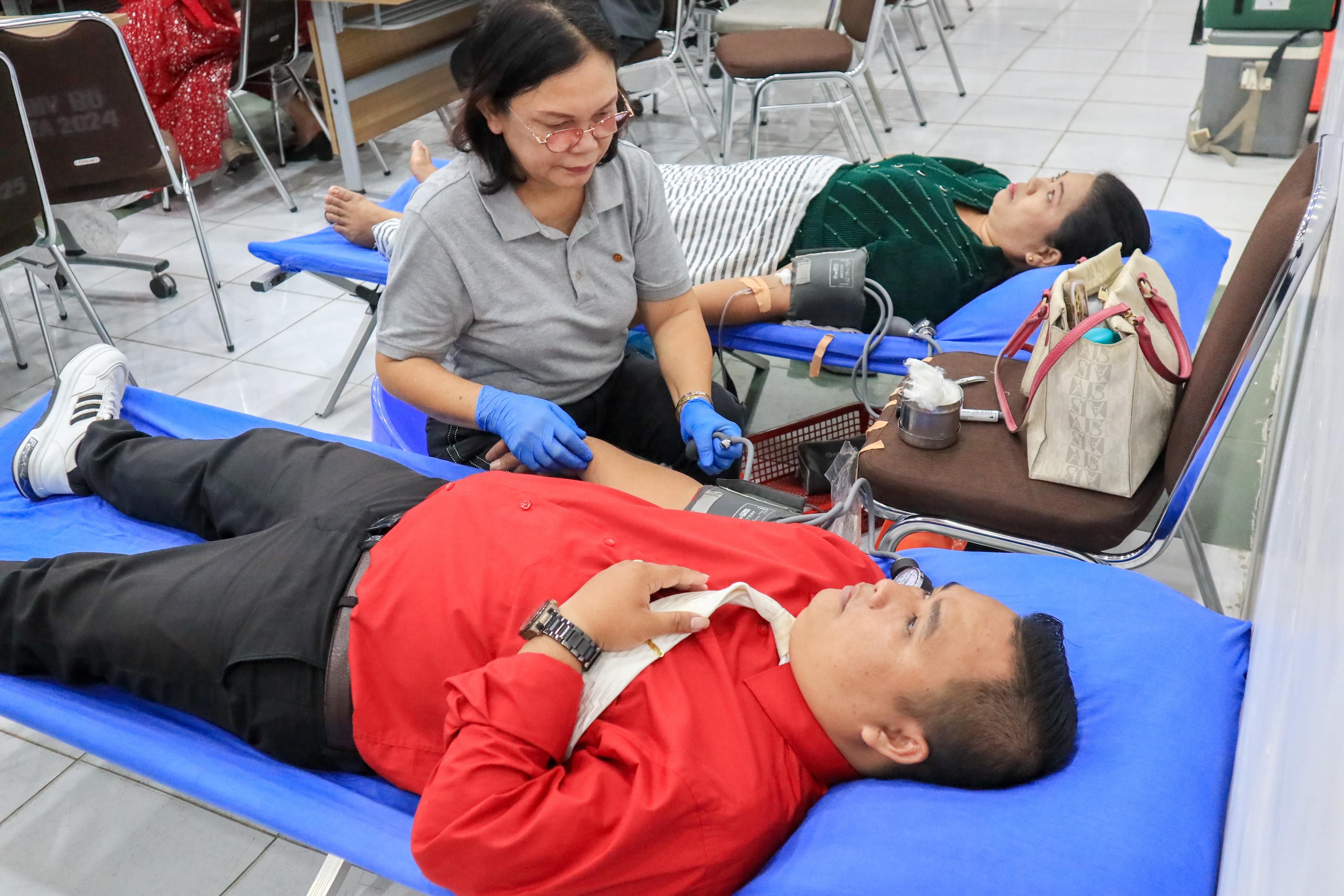 Para jemaat sedang melaksanakan donor darah. (PRA EVASI/SUMUT POS)