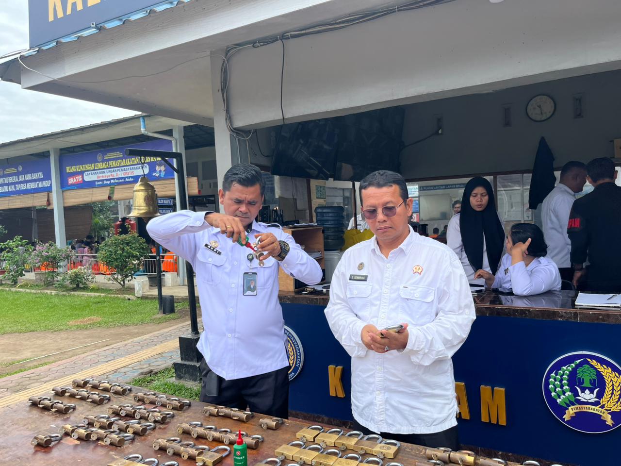 Kepala KPLP Binjai, Rudi Sembiring (kiri) saat melakukan perawatan gembok. (Istimewa/Sumut Pos)