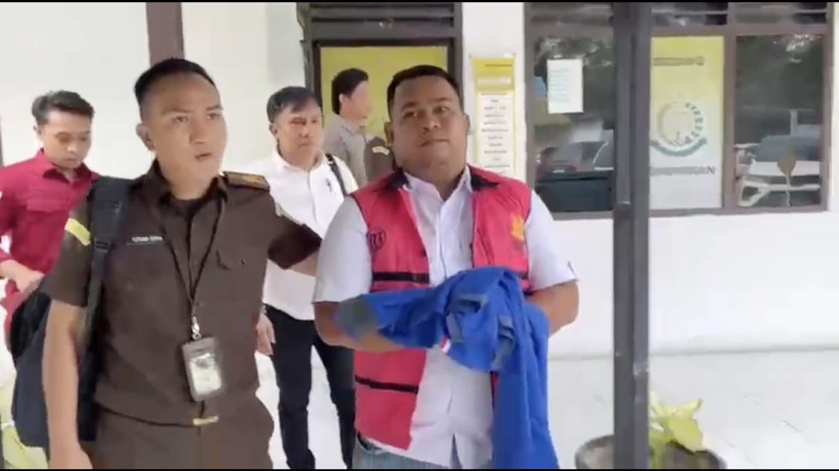 Oknum kades terjerat korupsi ditahan jaksa Kejari Langkat. (Istimewa/Sumut Pos)