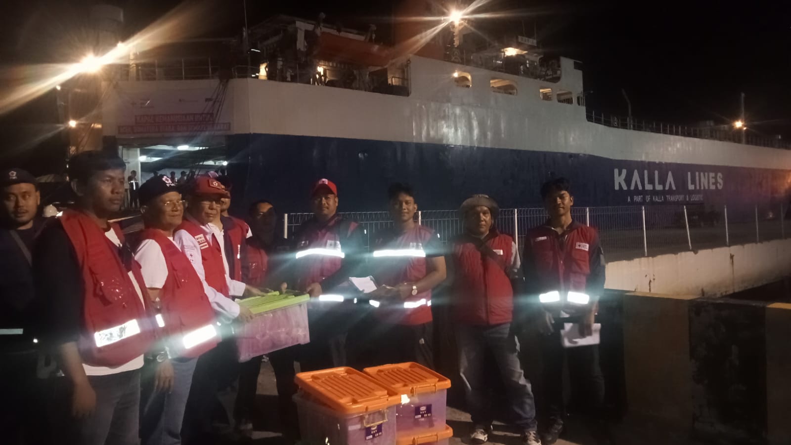 KAPAL KEMANUSIAAN: Serah terima bantuan yang diangkut Kapal Kemanusiaan PMI di Belawan. (Deddi Mulia Purba/Sumut Pos)