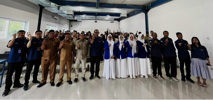 PELATIHAN: Sivitas akademi STMIK Methodist Binjai bersama Iwapi Binjai, BBPSDMP Kominfo Medan, DPW Iwapi Sumut serta Dinas Koperasi dan UKM Binjai bersama peserta pelatihan. (Istimewa/Sumut Pos)