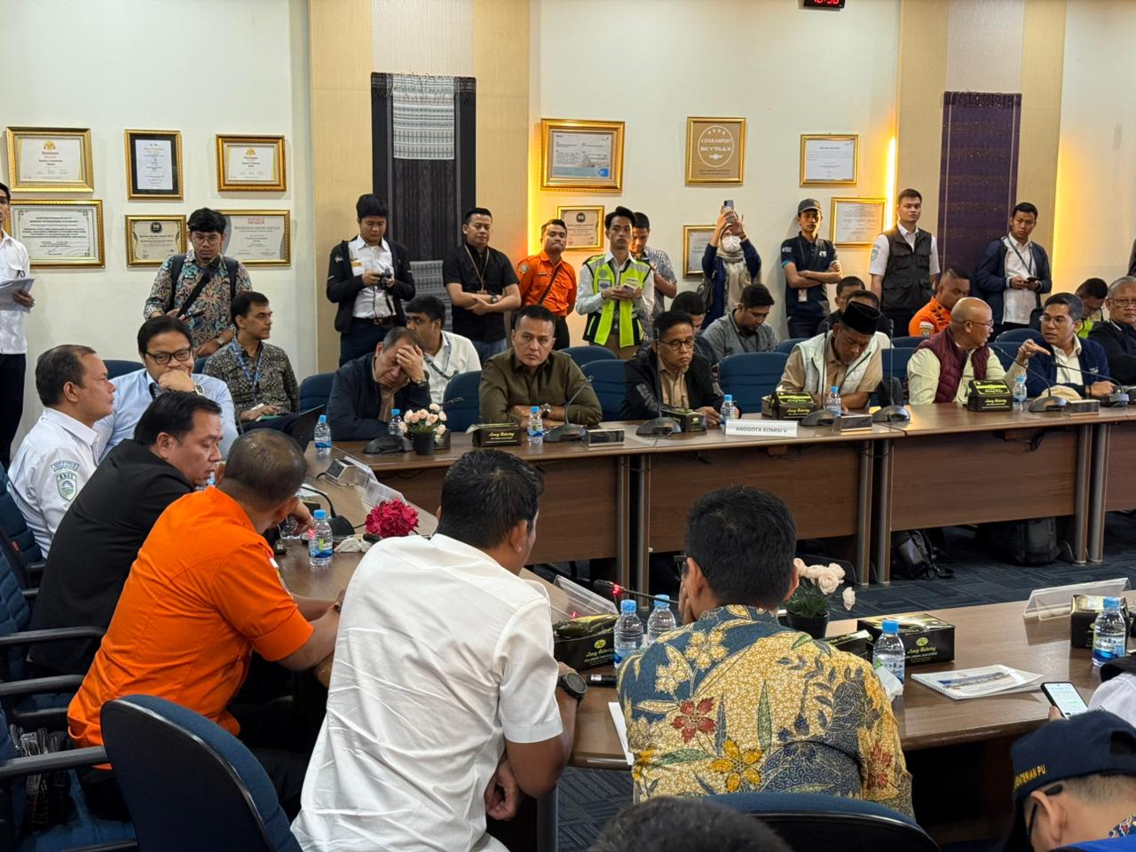 RAPAT: Anggota Komisi V DPR RI Musa Rajekshah, saat mengikuti rapat penanganan banjir di Sumatera Utara. Ia mendesak Kementerian PKP segera menangani kondisi pemukiman warga yang korban banjir.