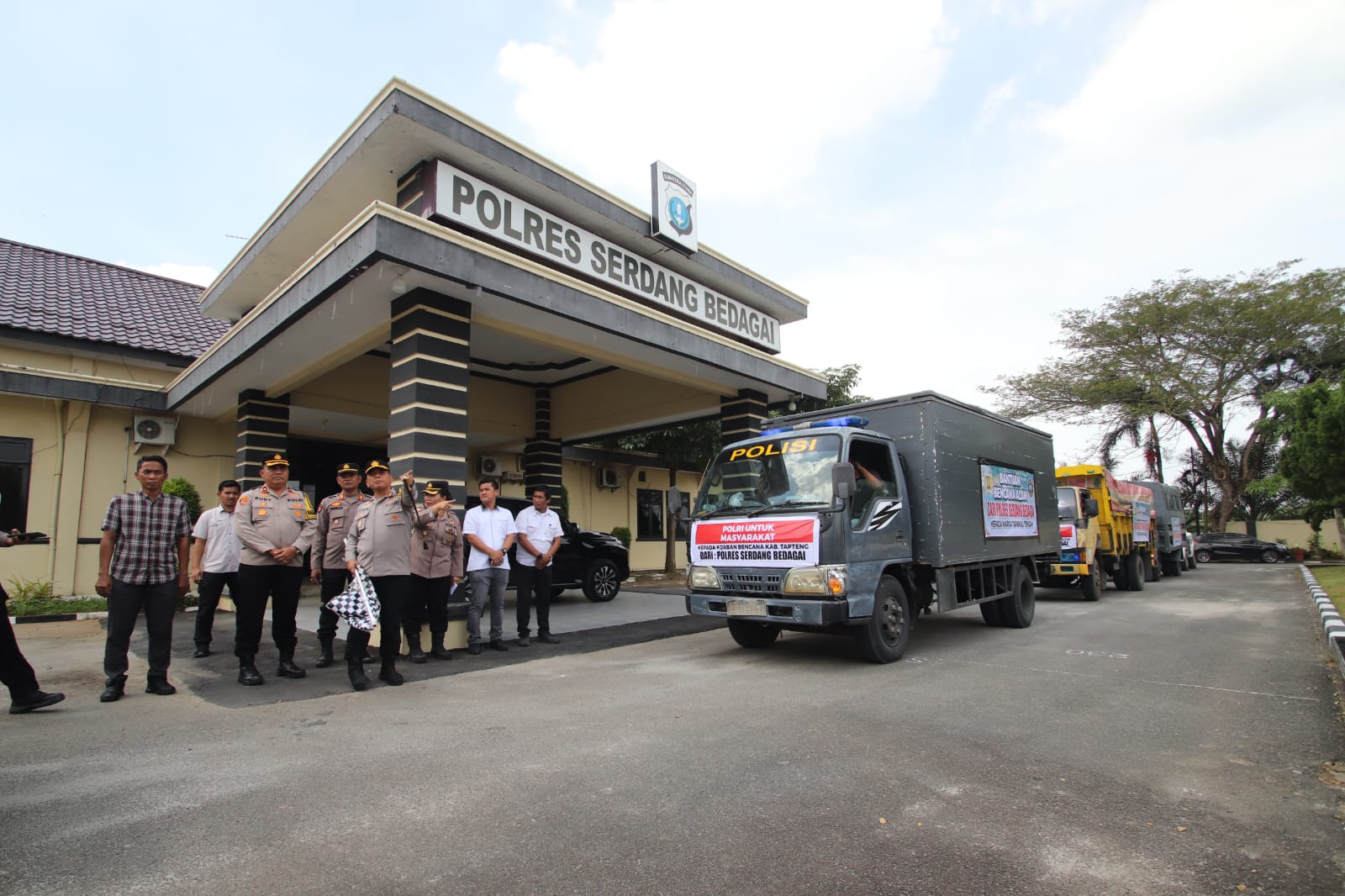 Kapolres Sergai AKBP Jhon Hery Sitepu saat melepaskan logistik bantuan korban terdampak banjir . ( Fadly/Sumut Pos )