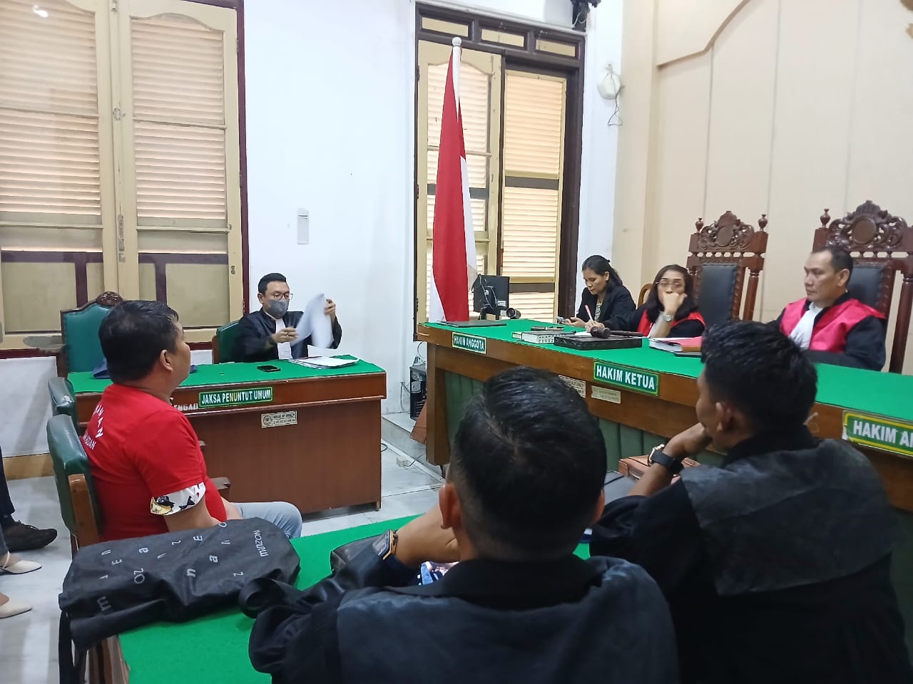 SIDANG: Zul Iqbal terdakwa kasus penganiayaan anak tiri, menjalani sidang tuntutan di PN Medan, Jumat (12/12). (Dok: istimewa)