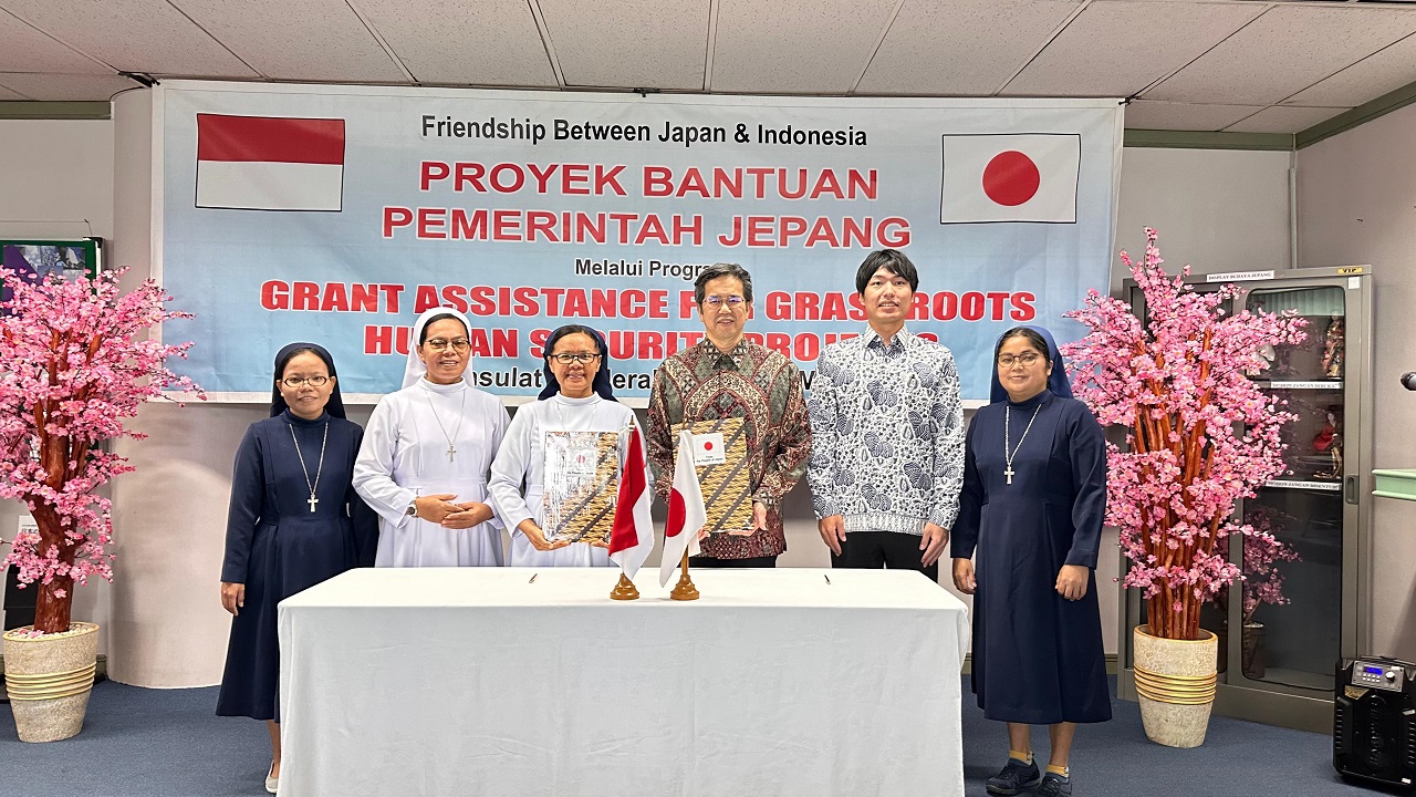 Penandatanganan kontrak &nbsp;bantuan dana Hibah Grassroots Pemerintah Jepang kepada Yayasan Santu Yosef Medan. &nbsp;(foto : Konsulat Jenderal Jepang di Medan)