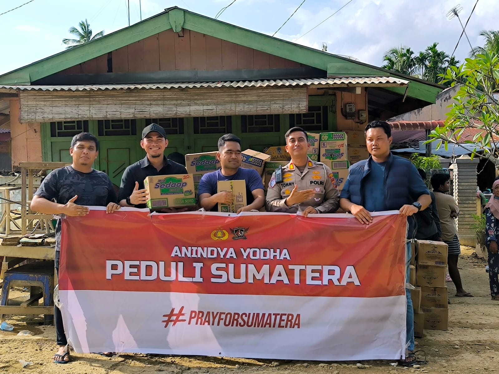 Alumni Akpol 2015 salurkan logistik bahan pangan kepada masyarakat Aceh Tamiang. (Teddy Akbari/Sumut Pos)